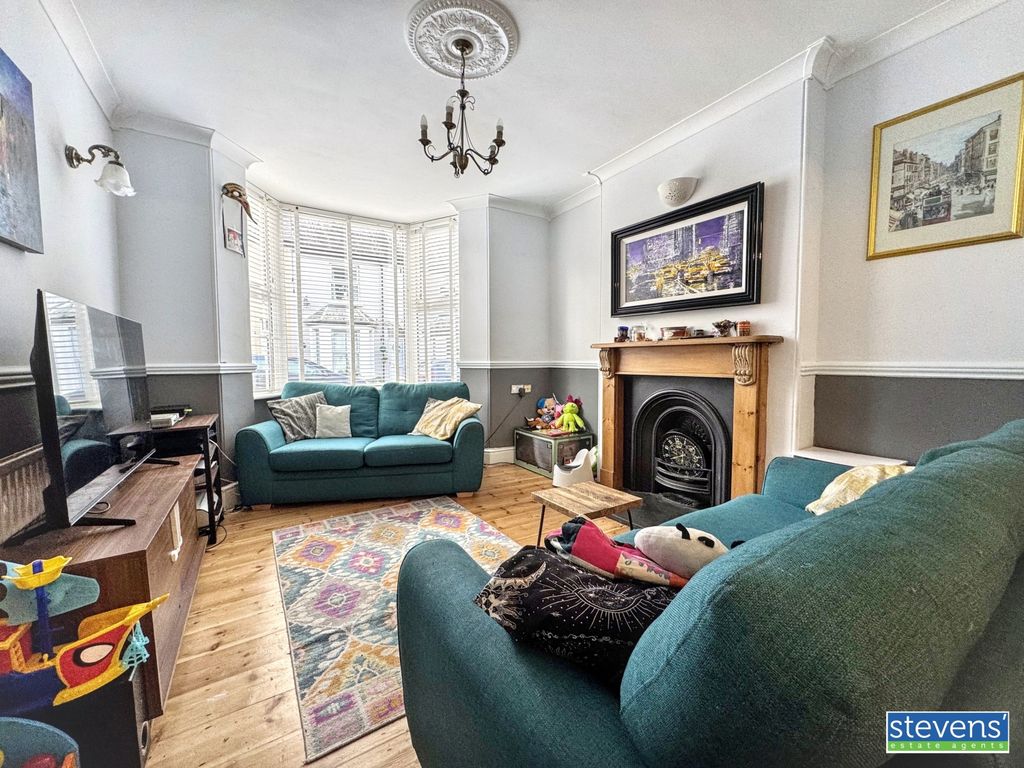 Property photo 3 of 14 Image00007