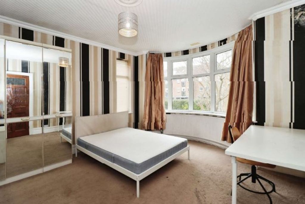 Property photo 1 of 9 This Inviting Double Bedroom Features Large Window...