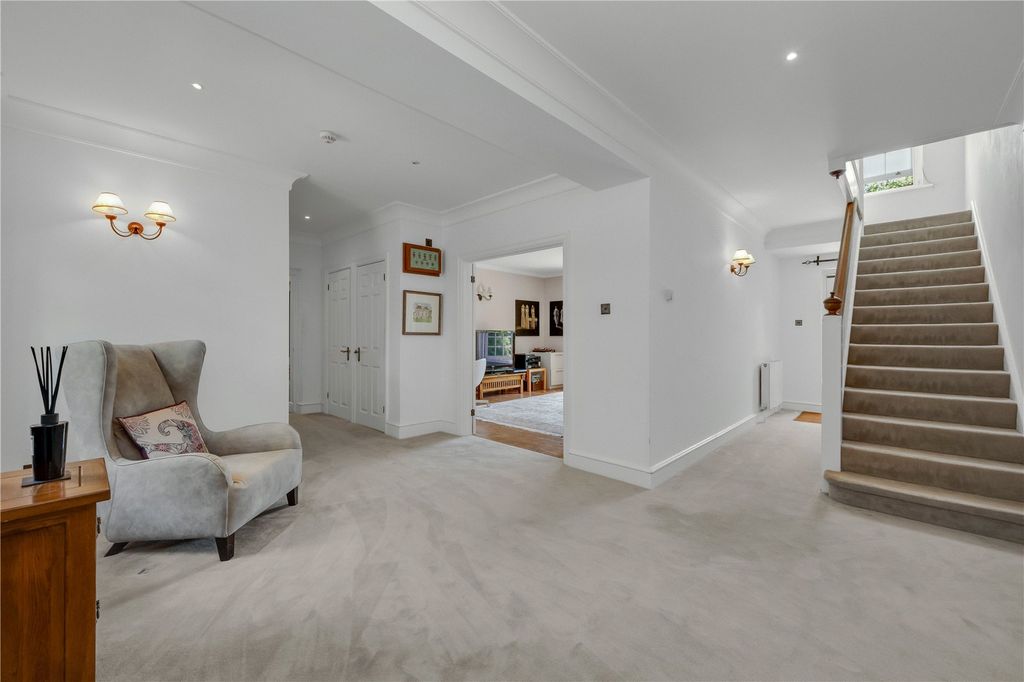 Property photo 2 of 17 Entrance Hall