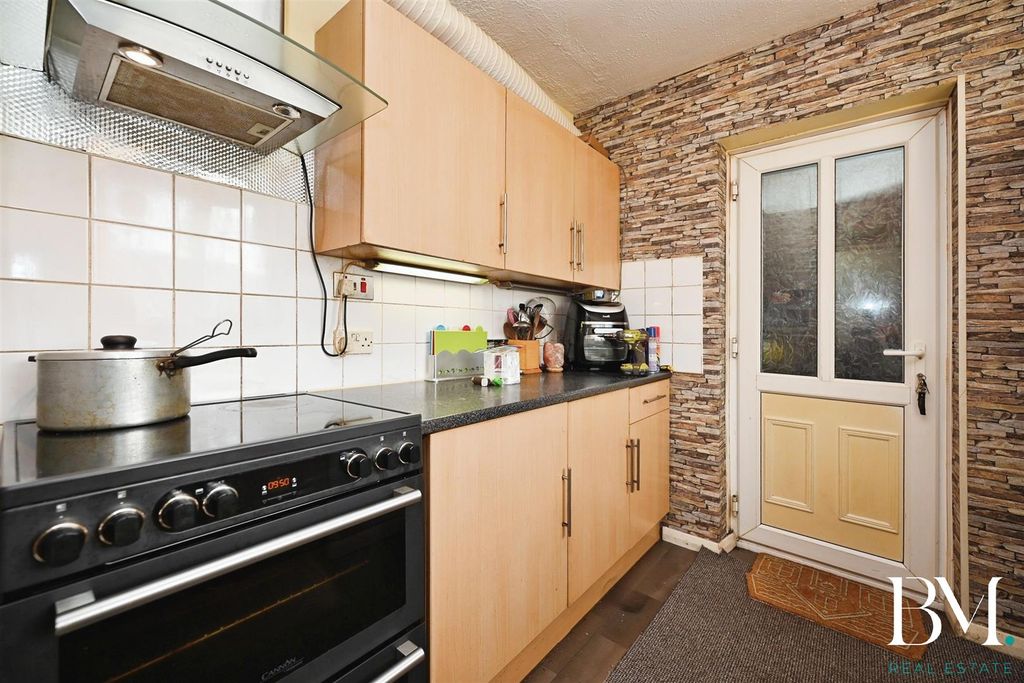 Property photo 2 of 16 Fitted Kitchen