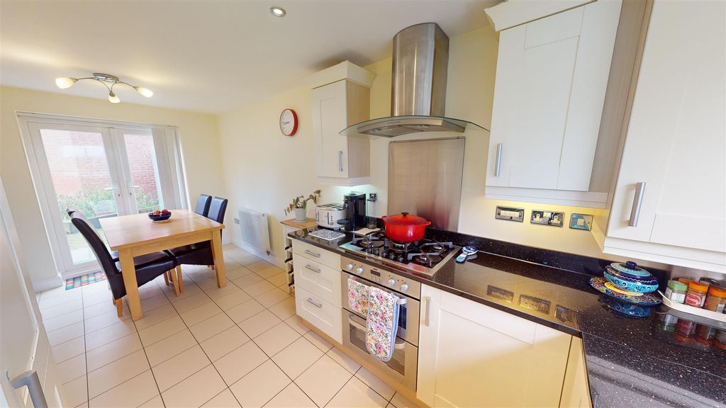 Property photo 3 of 24 St Thomas Close Kitchen Diner