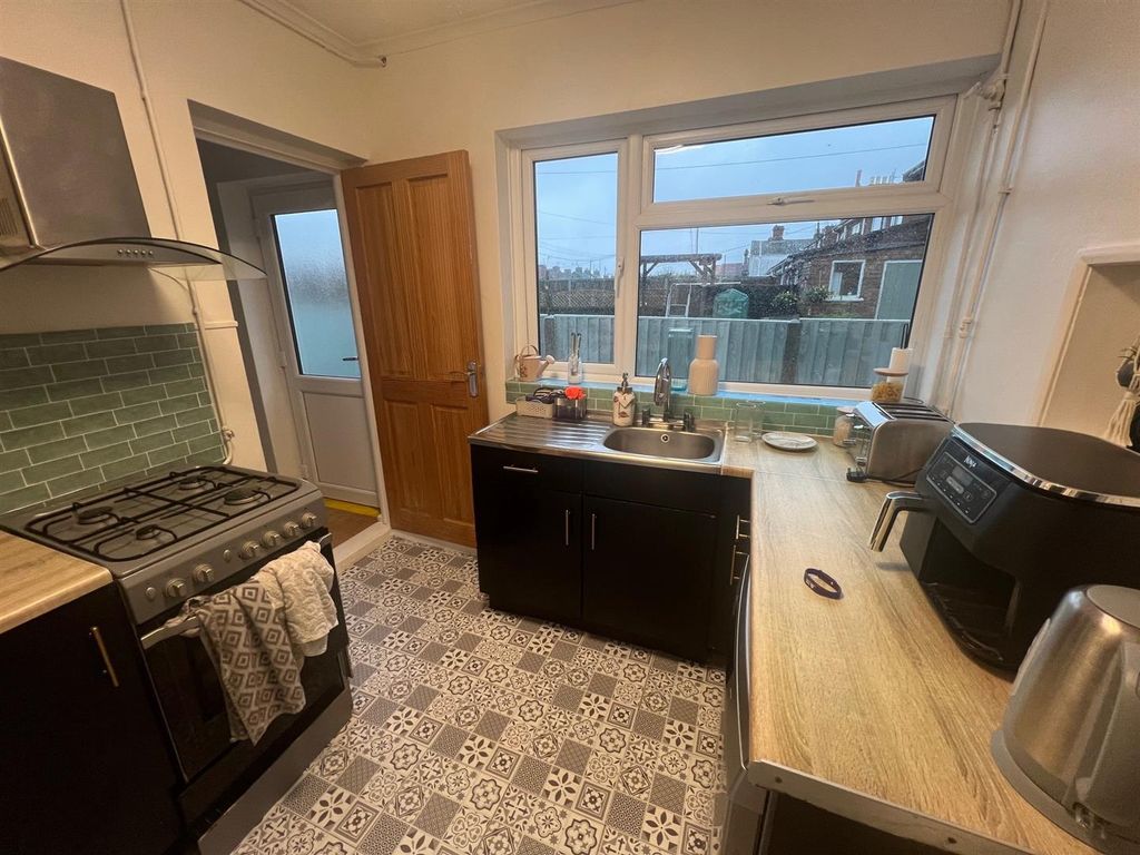 Property photo 3 of 8 Kitchen.Jpg