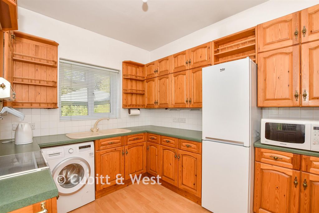 Property photo 3 of 12 Kitchen