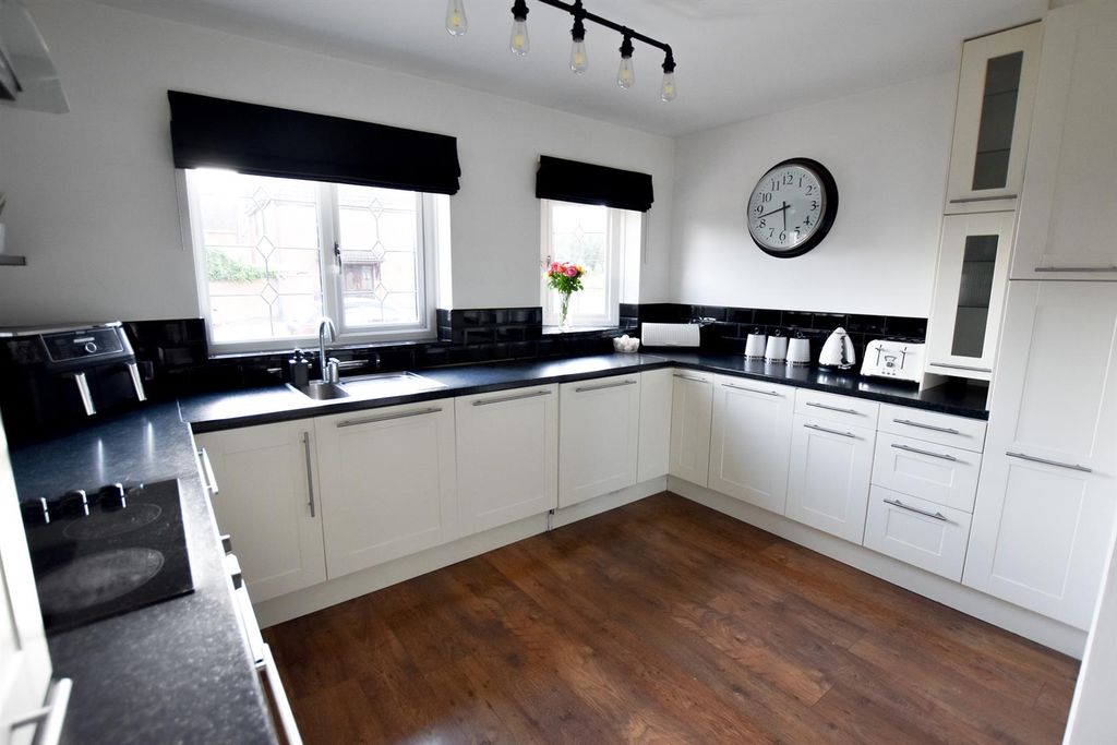 Property photo 3 of 21 Kitchen