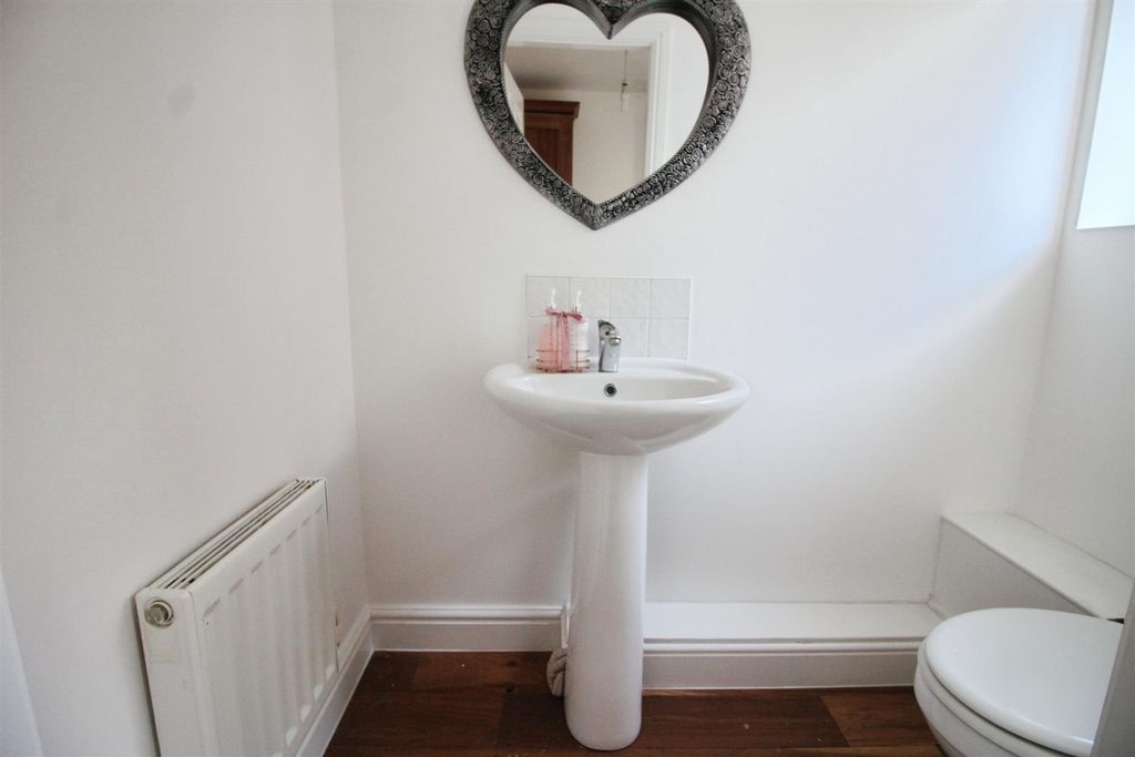 Property photo 1 of 12 Guest WC