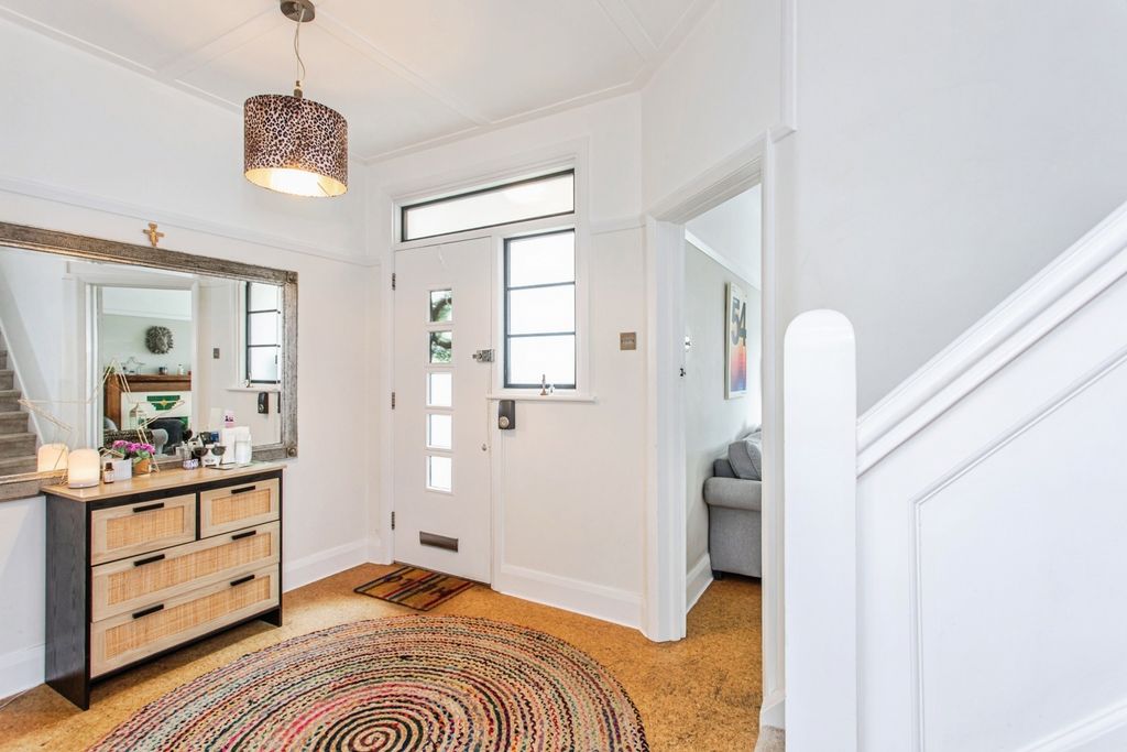 Property photo 2 of 19 Entrance Hall