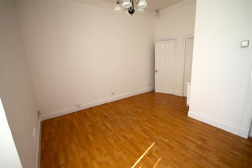 Property photo 3 of 8 Lounge