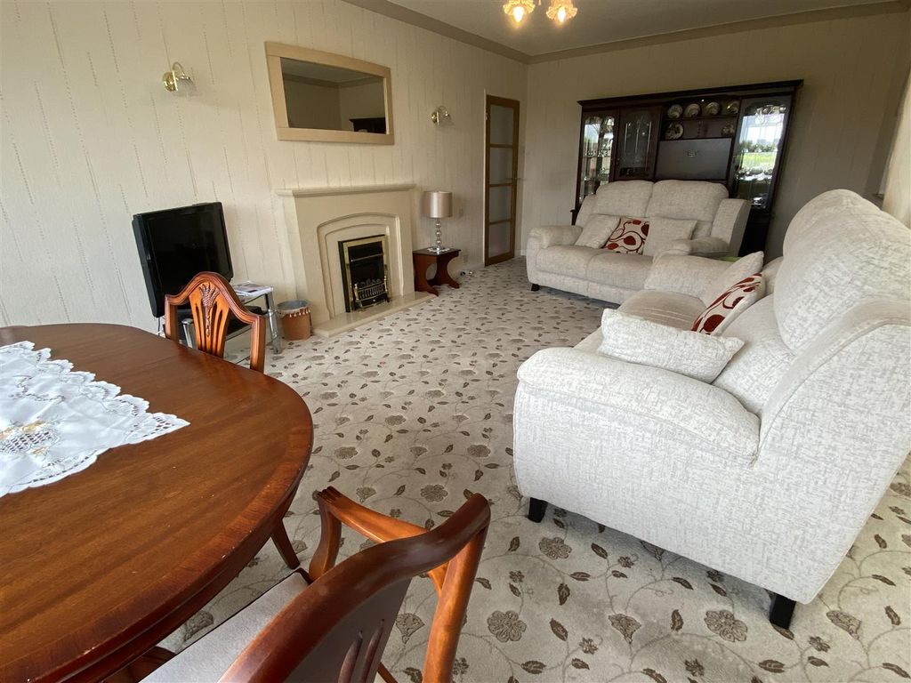 Property photo 2 of 14 Spacious Lounge/Diner