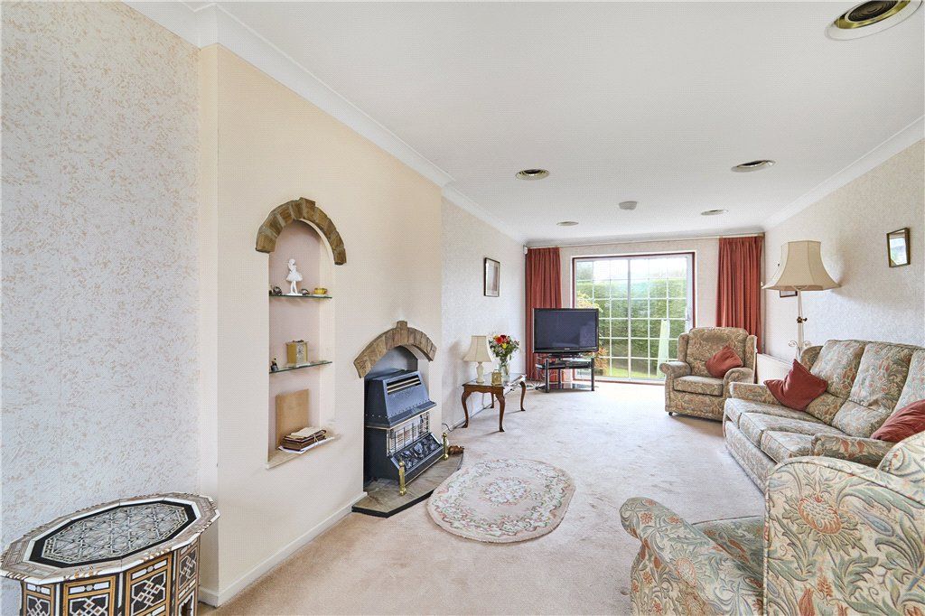 Property photo 2 of 18 Sitting Room