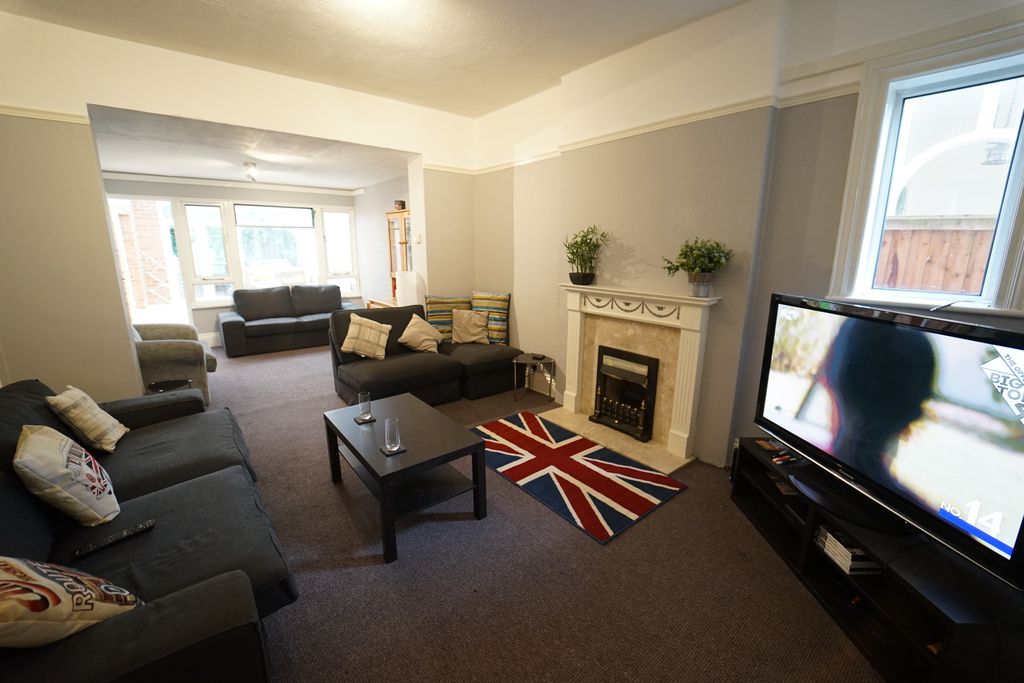 Property photo 3 of 10 Living Room