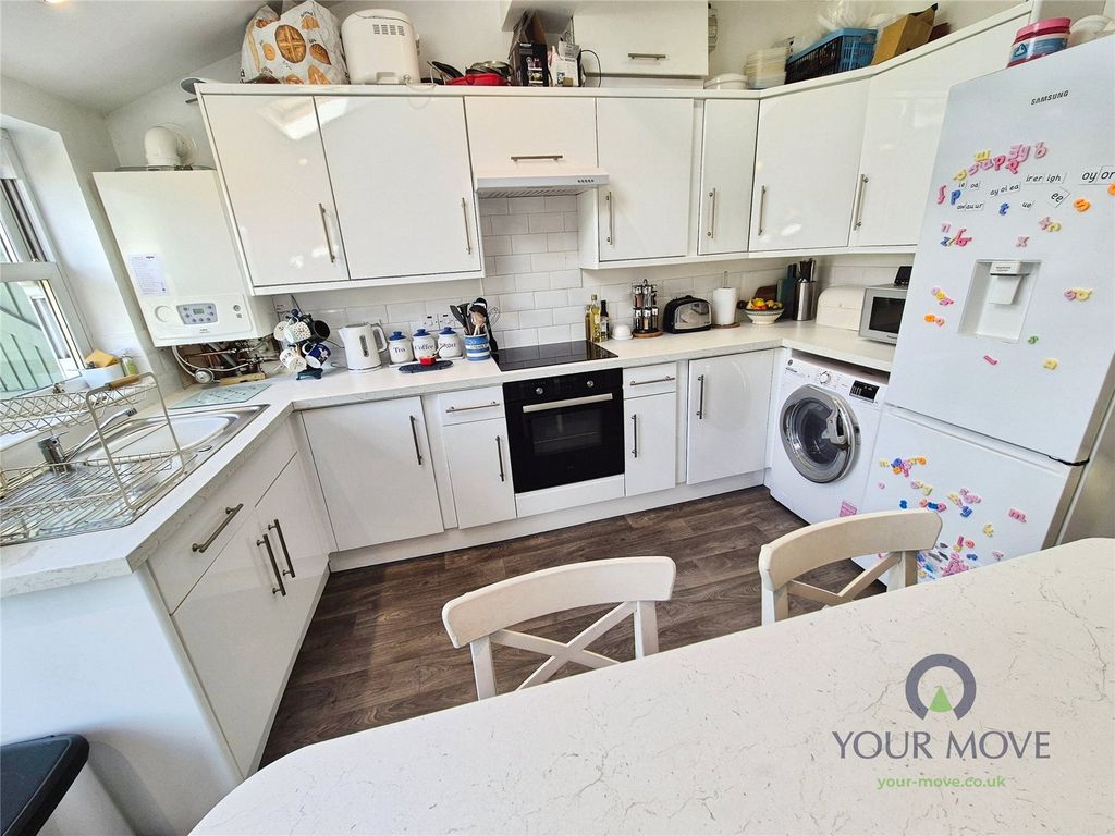 Property photo 3 of 18 Kitchen