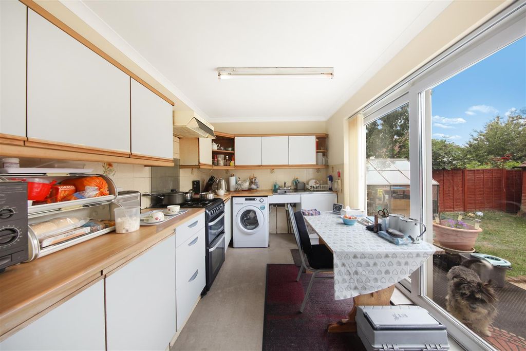 Property photo 2 of 12 1 Russell Close - 3Ezz95Ocu8Jtcrh9Uqpj.Jpg