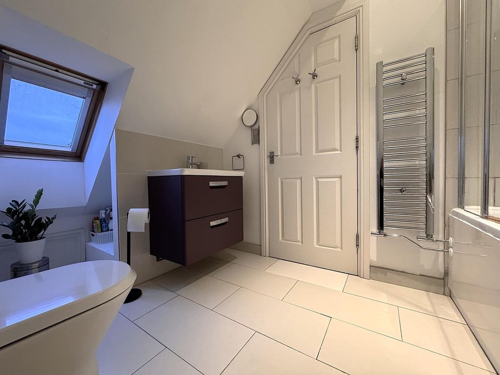 Property photo 1 of 16 Bathroom