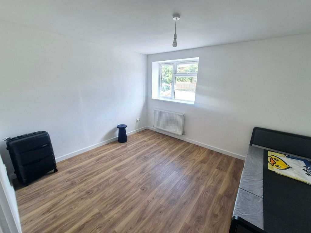 Additional image 12 of 3 bed flat to rentLarkhill Road, Yeovil BA21