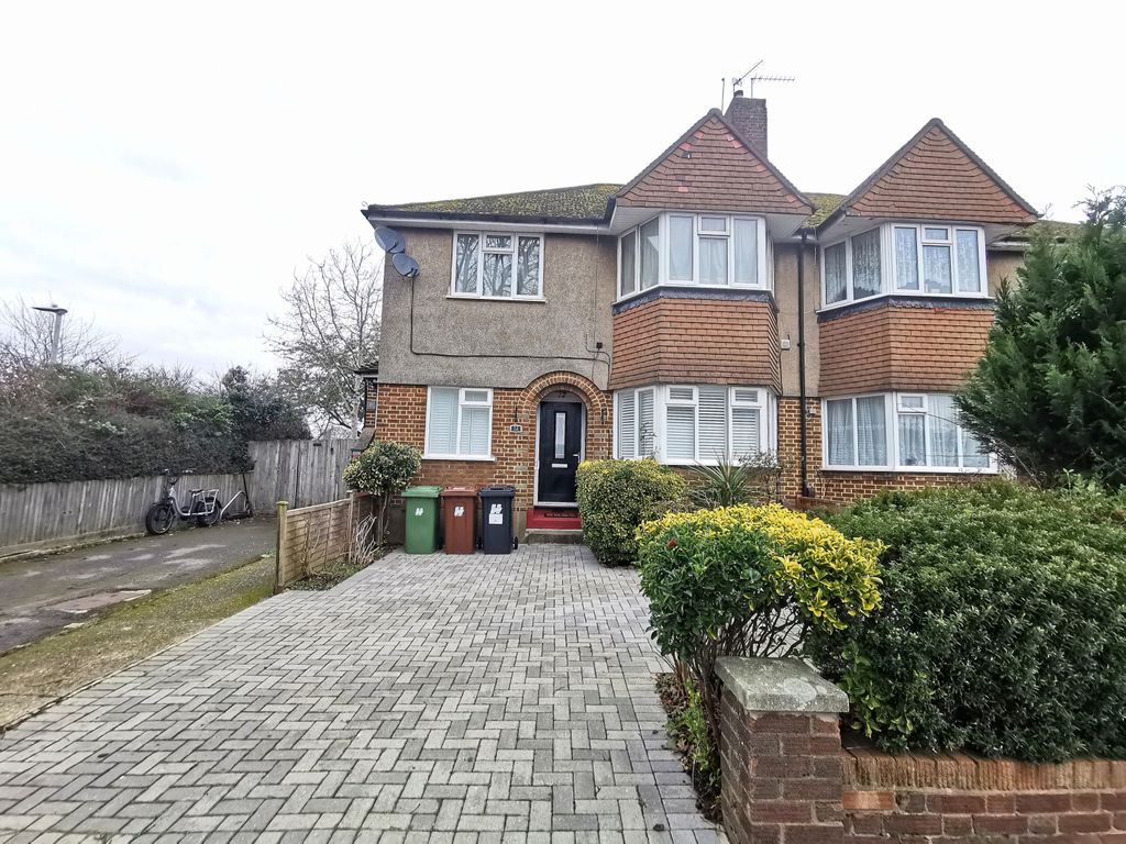 Property photo 1 of 12 Stunning 2 Bed Garden Flat