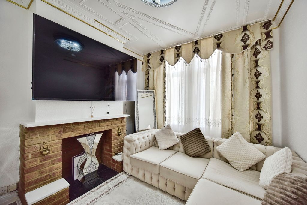 Property photo 2 of 19