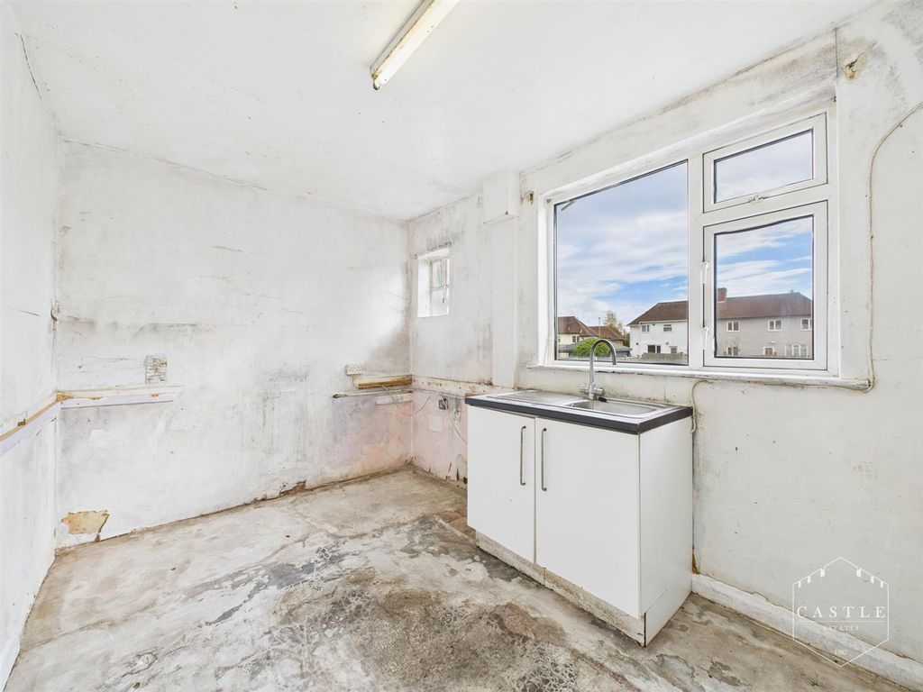 Property photo 3 of 10 Kitchen