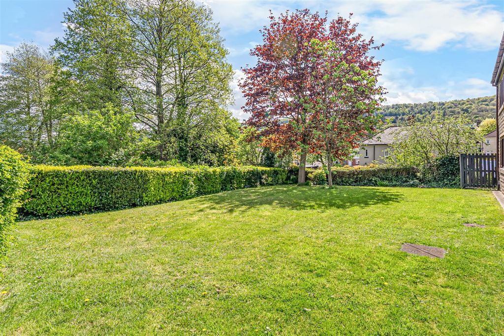 Property photo 2 of 12 Gardens