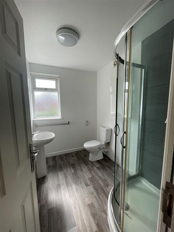 Property photo 3 of 9 Bathroom.Jpg
