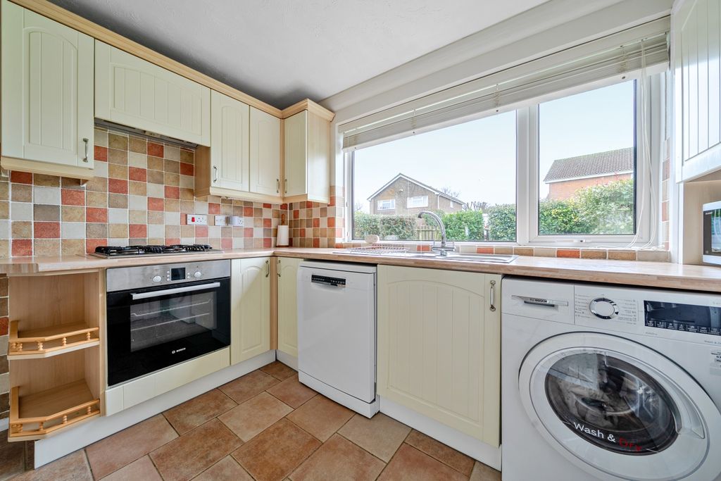 Property photo 3 of 19 Kitchen