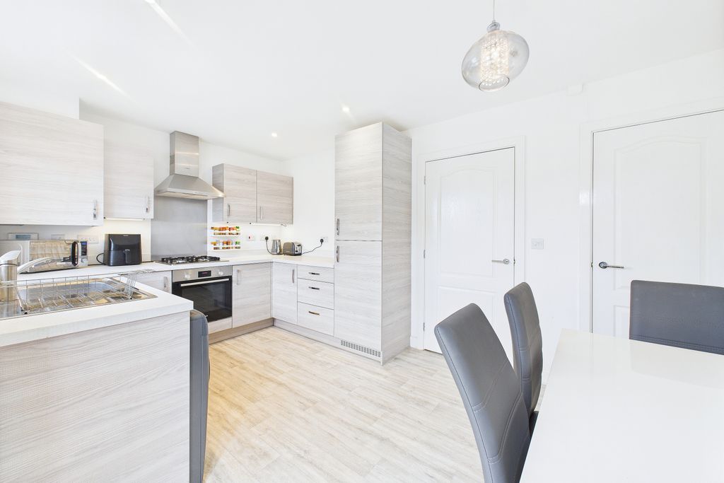 Property photo 3 of 10 Dining Kitchen