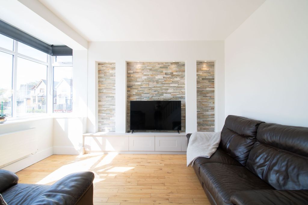 Property photo 3 of 37