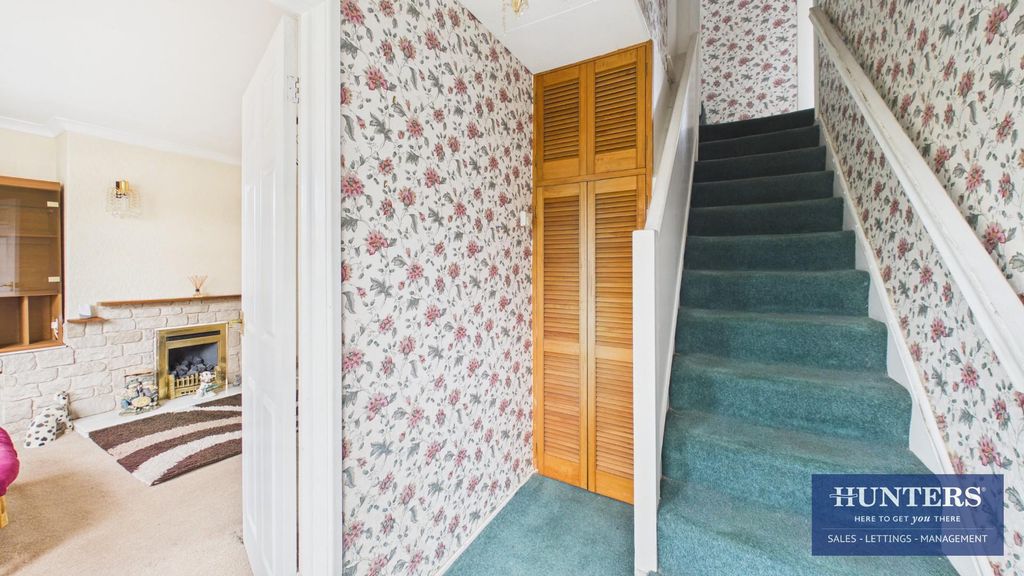 Property photo 2 of 19 Hallway