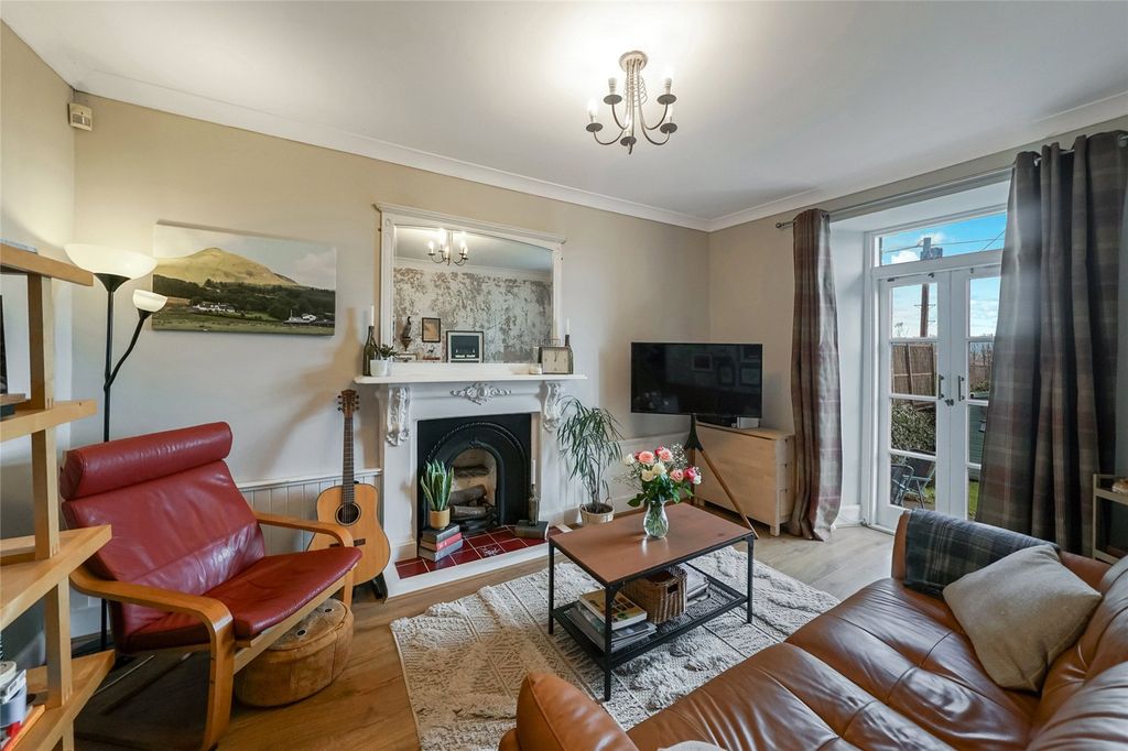 Property photo 3 of 28 Lounge