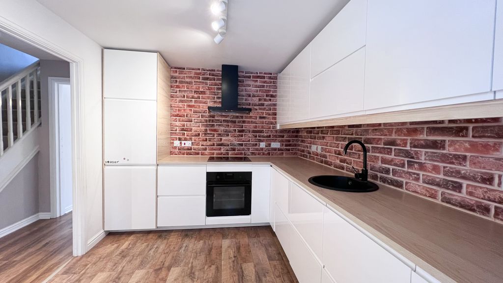 Property photo 3 of 9 Kitchen