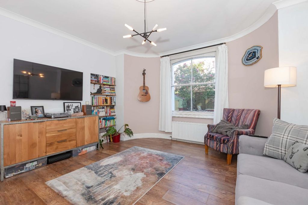 Property photo 2 of 13 Cromwell Rd_4.Jpg