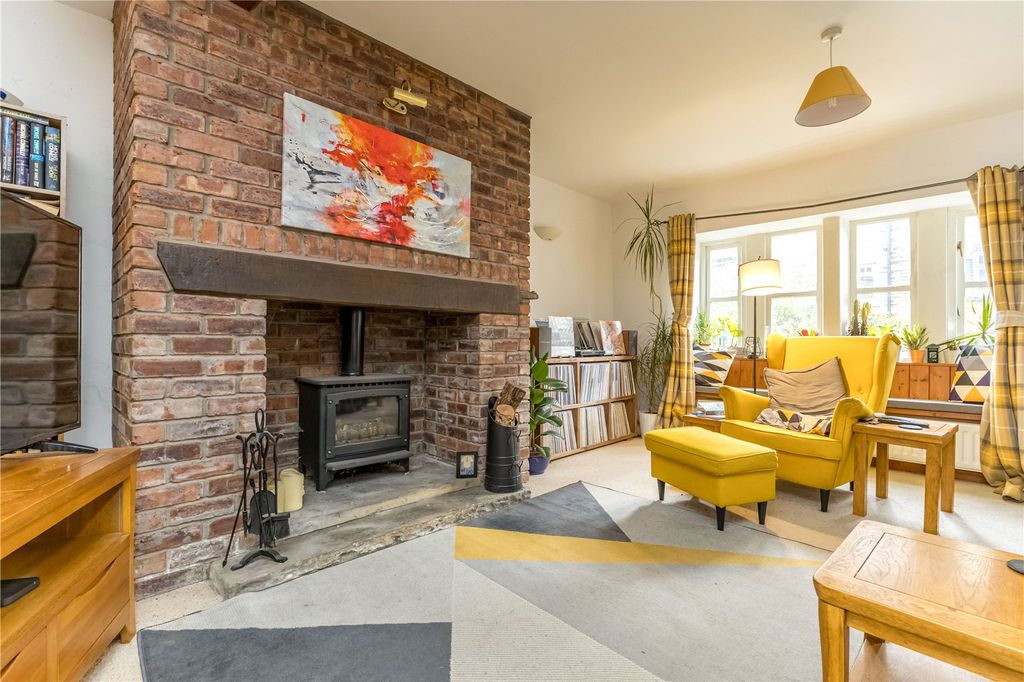 Property photo 2 of 15 Living Room/Kitchen