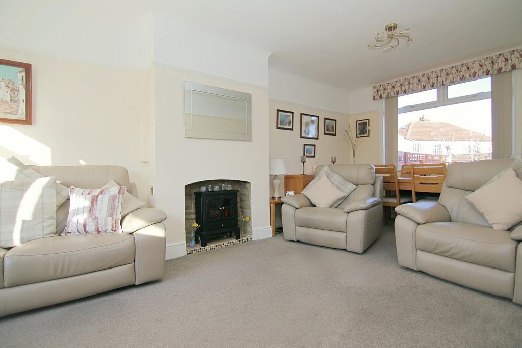 Property photo 2 of 18 Living / Dining