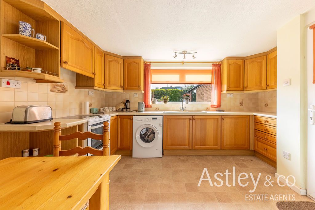 Property photo 3 of 14 Kitchen