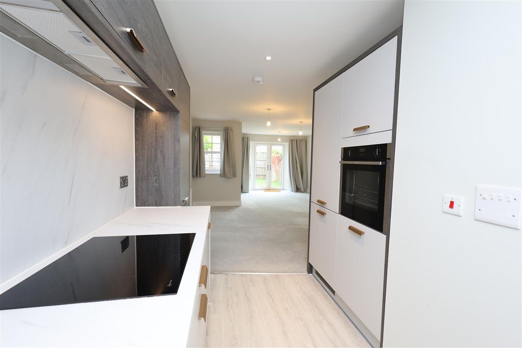 Property photo 3 of 21 Kitchen