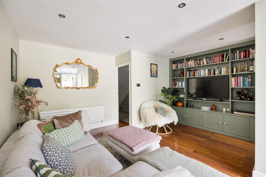 Property photo 2 of 36 Legion Close, N1