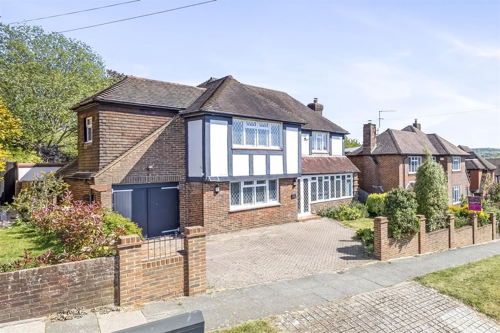 Property photo 1 of 20 Brangwyn Crescent 16-022.Jpg