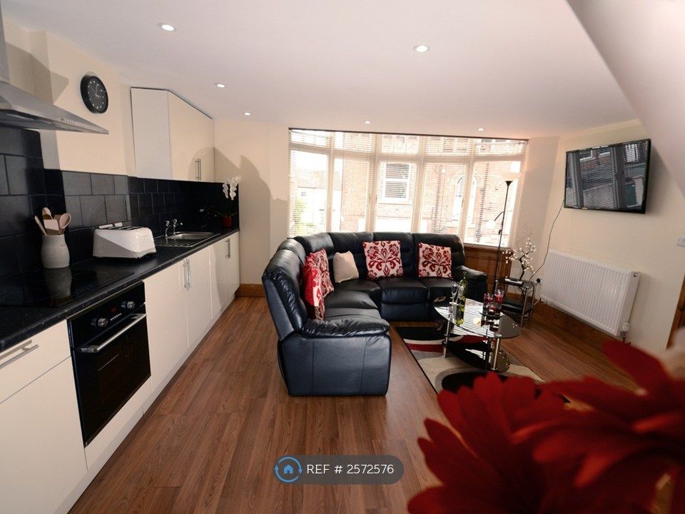 Property photo 1 of 7 Living Room/Kitchen