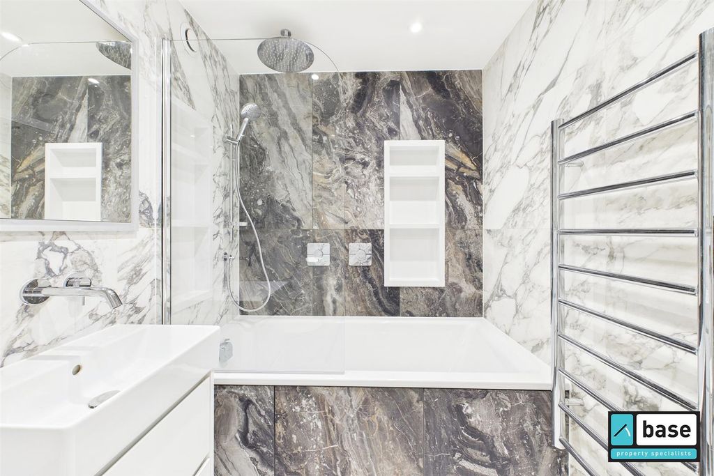 Property photo 2 of 25 Bathroom