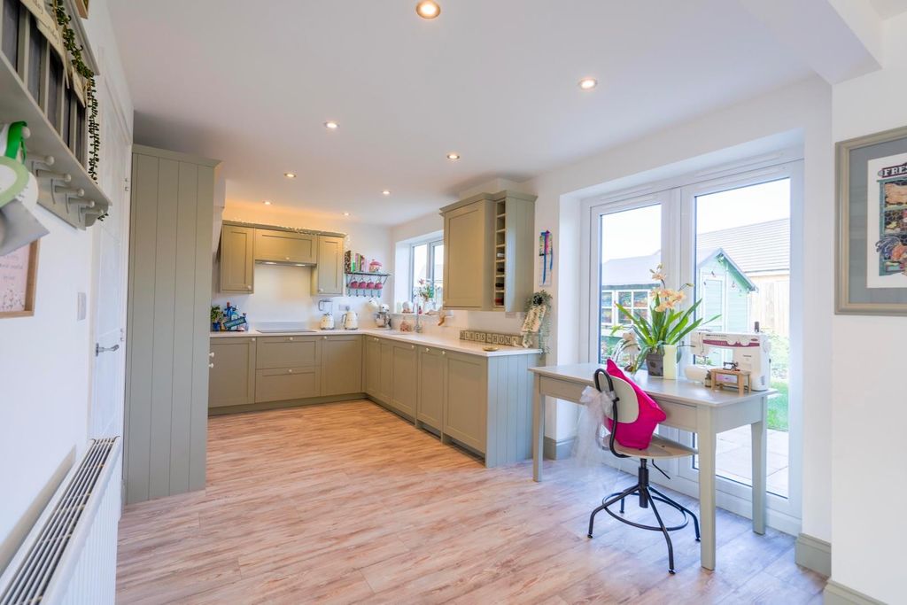 Property photo 3 of 12 Kitchen