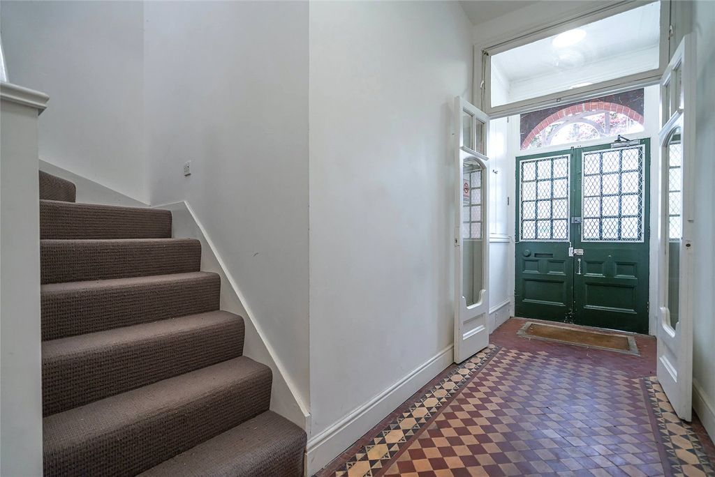 Property photo 2 of 19 Comunal Entrance Hal
