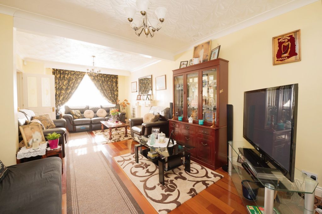 Property photo 2 of 14 Lounge