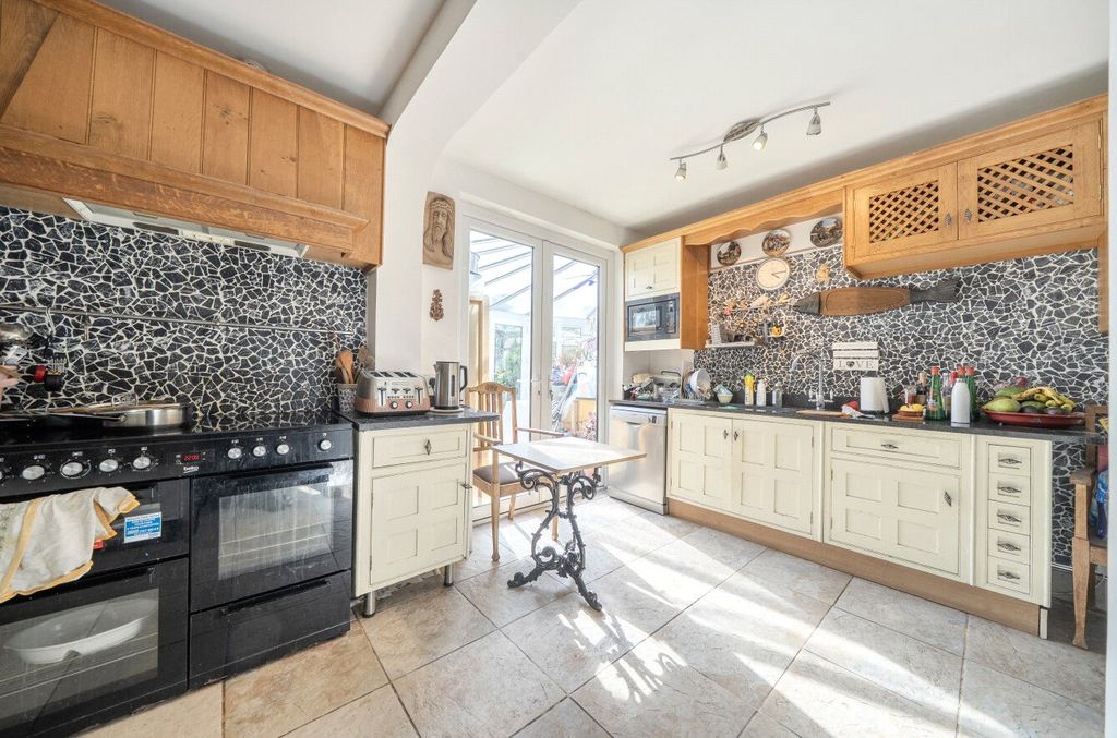 Property photo 2 of 7 Kitchen