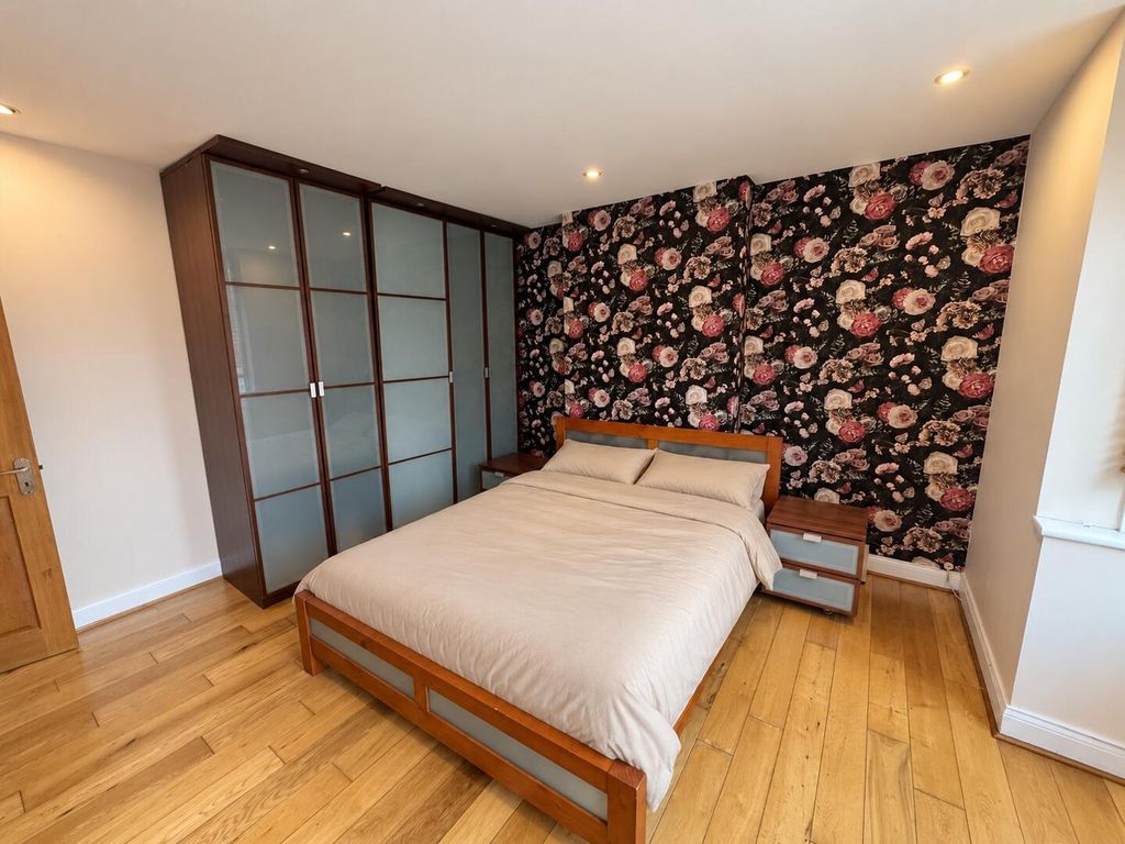Property photo 2 of 6 Bedroom
