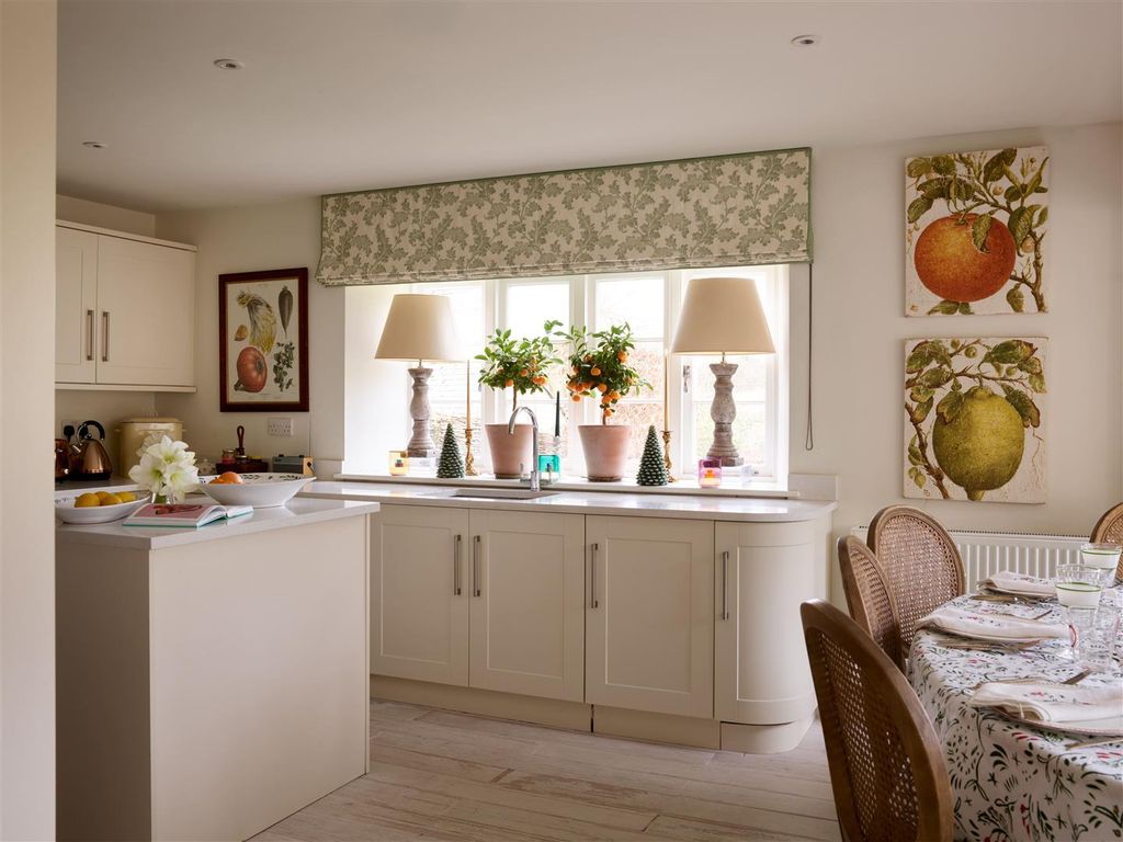 Property photo 2 of 20 Jane Churchill Xmas108639.Jpg