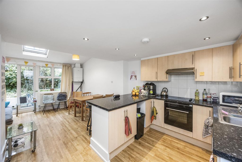 Property photo 1 of 10 Kitchen