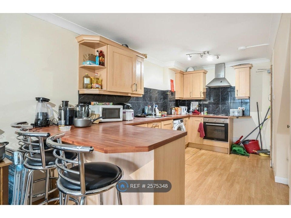 Property photo 3 of 12 Kitchen