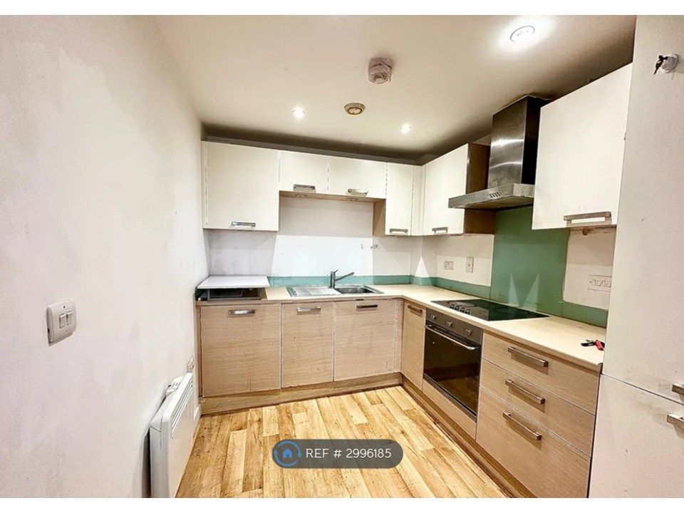 Property photo 3 of 11 Kitchen