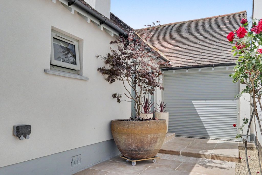 Property photo 2 of 32
