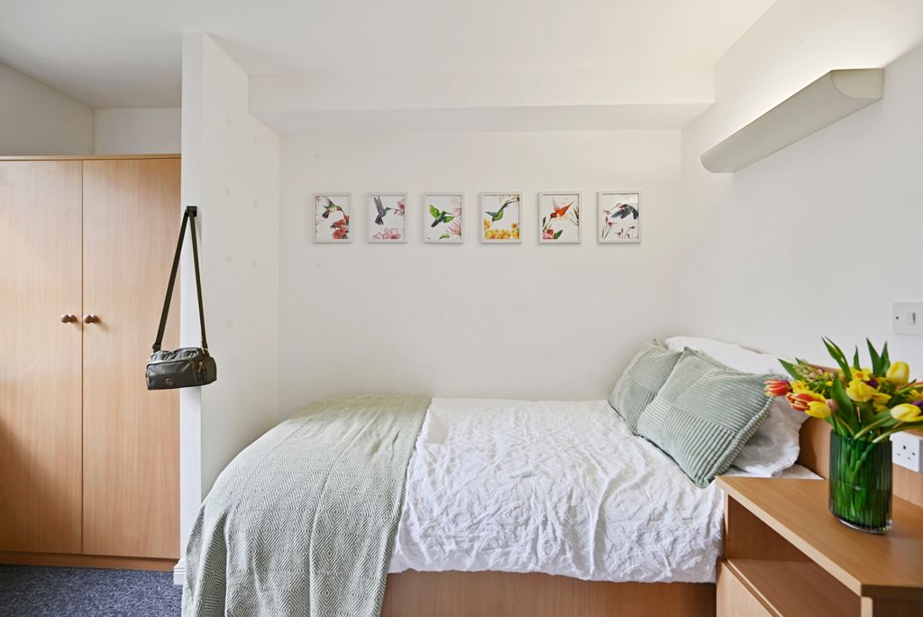 Property photo 1 of 10 Spacious En-Suite Room With Lots Of Storage