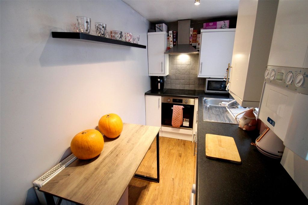 Property photo 3 of 11 Kitchen